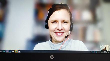 Vattenfall-Managerin Tanja Wielgoß, mit Headset vor Ihrem Rechner im Homeoffice.
