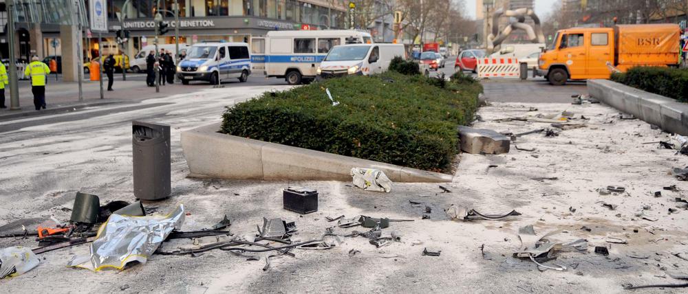 Aufräumarbeiten nach einem illegalen Autorennen in der Tauentzienstraße Anfang 2016. Ein unbeteiligter Fahrer war ums Leben gekommen.