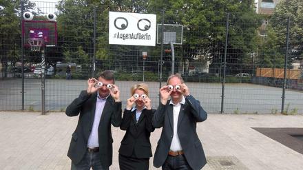 Haben ein kritisches Auge auf Müll in Parks und Straßen geworfen: Burkhard Kieker, Tanja Wielgoß und Peter Beckers bei der Aktion AugenAufBerlin.