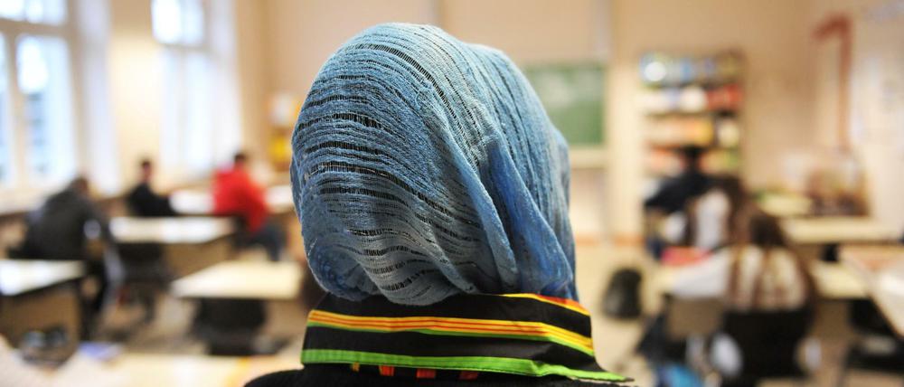 Eine Schülerin mit Kopftuch. Lehrerinnen an allgemeinbildenden Schulen dürfen in Berlin kein Kopftuch tragen. 