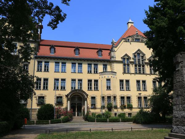 Die Friedrich-Bergius-Schule am Perelsplatz in Friedenau wurde 1903 als Maybach-Gymnasium gegründet.