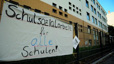 Ein Transparent an der Zille-Grundschule in Friedrichshain. Der Senat strich dort 2013 die Mittel für Sozialarbeit.