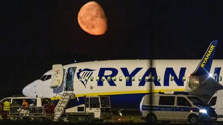 Die Bundespolizei überprüft nach einer außerplanmäßigen Landung einer Ryanair-Maschine am Berliner Hauptstadtflughafen BER das Flugzeug.