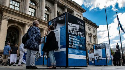 "Von der Friedlichen Revolution zur deutschen Einheit" heißt die kleine Ausstellung vor dem Berliner Abgeordnetenhaus.