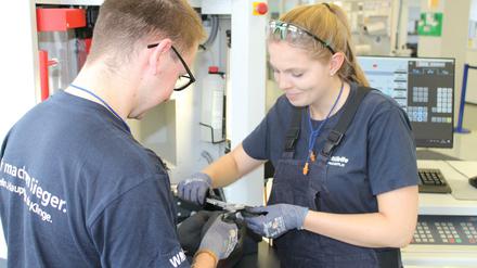 Im Gillette-Werk in Tempelhof werden Mechatroniker und Mechatronikerinnen ausgebildet. Für dieses Jahr sind alle Stellen besetzt.