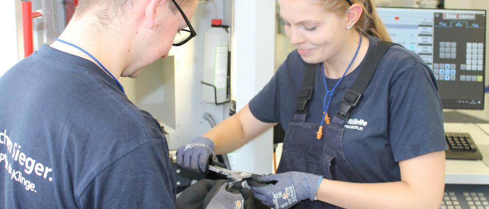 Im Gillette-Werk in Tempelhof werden Mechatroniker und Mechatronikerinnen ausgebildet. Für dieses Jahr sind alle Stellen besetzt.