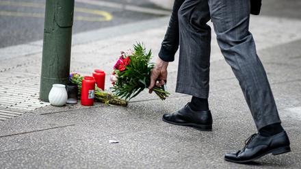 Stilles Gedenken. Ein Mann legt Blumen auf den Bürgersteig an der Tauentzienstraße, wo am Mittwoch ein Amokfahrer eine Frau tötete und viele Menschen verletzte.