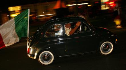 Angekommen. Italiens Migranten (hier beim Autokorso auf dem Ku'damm während der WM 2006) schätzen Berlins Lebensqualität.