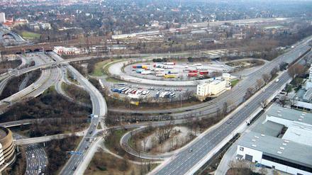 Luftbild vom Autobahndreieck Funkturm in Berlin-Charlottenburg.