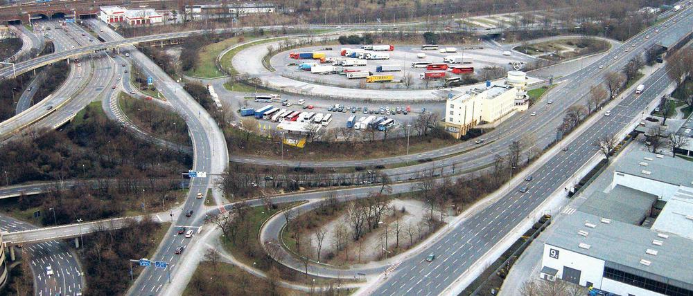 Luftbild des  Autobahn-Dreiecks Funkturm in Berlin-Westend.