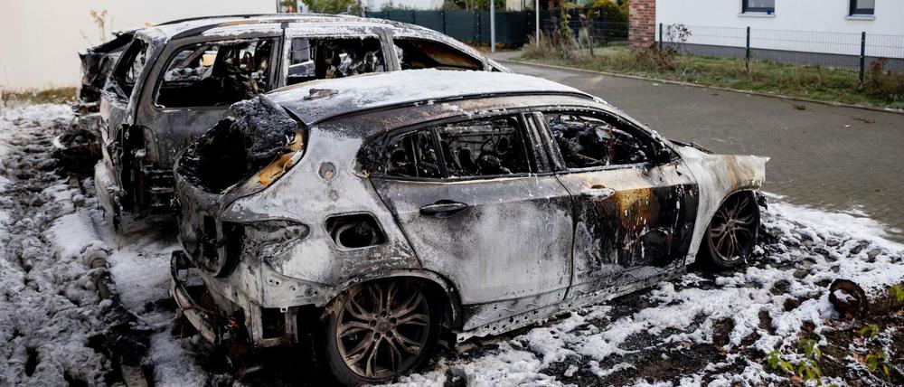 Vier Autos brannten im Oktober auf einem Parkplatz in Lichtenberg aus. 
