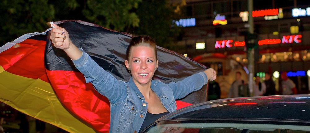 Die deutsche Flagge ist derzeit an vielen Autos in Berlin befestigt.