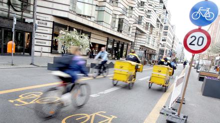 Die gelb markierten Fahrradstreifen sollen aus der Friedrichstraße verschwinden.