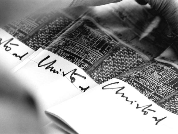 Autogramme am laufenden Band. Zur Tagesspiegel-Autogrammstunde mit Christo und Jeanne-Claude kamen 1995 rund 15.000 Menschen zum verhüllten Reichstag.