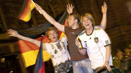 Ob auf dem Kurfürstendamm oder an der Schönhauser Allee - die Fans feiern den Sieg der deutschen Mannschaft. 