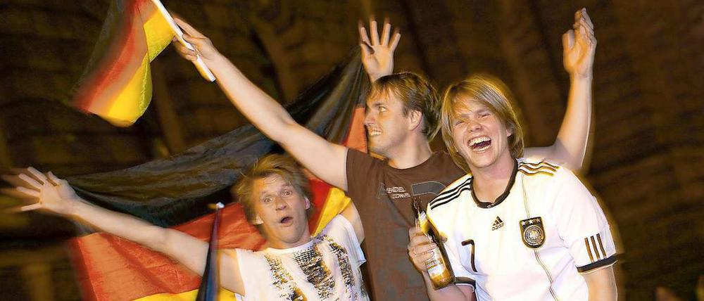 Ob auf dem Kurfürstendamm oder an der Schönhauser Allee - die Fans feiern den Sieg der deutschen Mannschaft. 