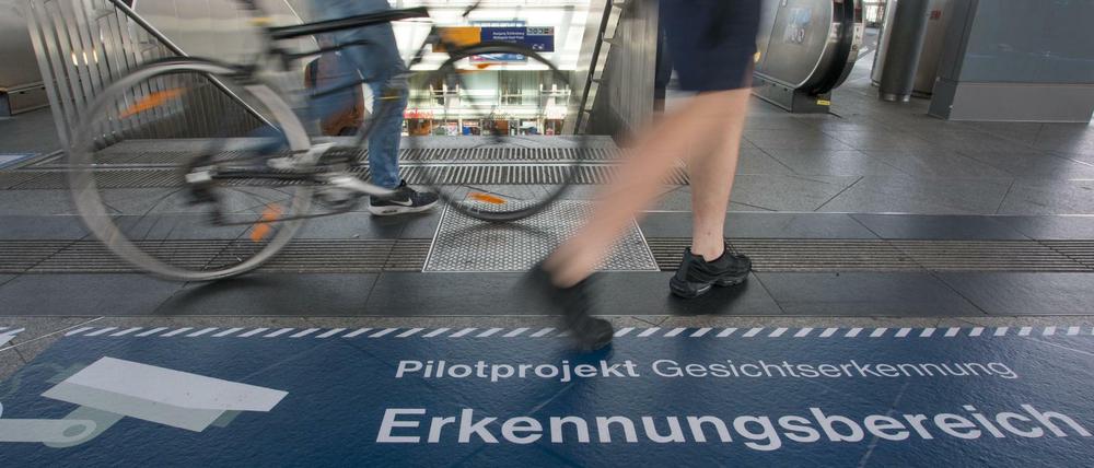 Ein Aufkleber mit dem Wortlaut «Pilotprojekt Gesichtserkennung, Erkennungsbereich» am Boden im Bahnhof Südkreuz in Berlin angebracht. 