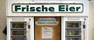 Mehr Berlin. Automaten.
Eier-Automat.  Lehmanns Bauernmarkt, Berlin-Altmarienfelde 
Foto: Mike Wolff