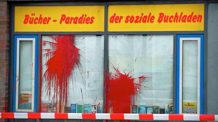 Mit Farbbeuteln haben Autonome einen Buchladen in Oberschöneweide attackiert. Sie vermuten hinter dem Betreiber des Ladens die Firma eines Neonazis.