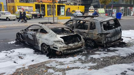In der Zimmerstraße in Kreuzberg stehen noch die ausgebrannten Wracks. Am Mittwoch roch es noch nach Feuer. 