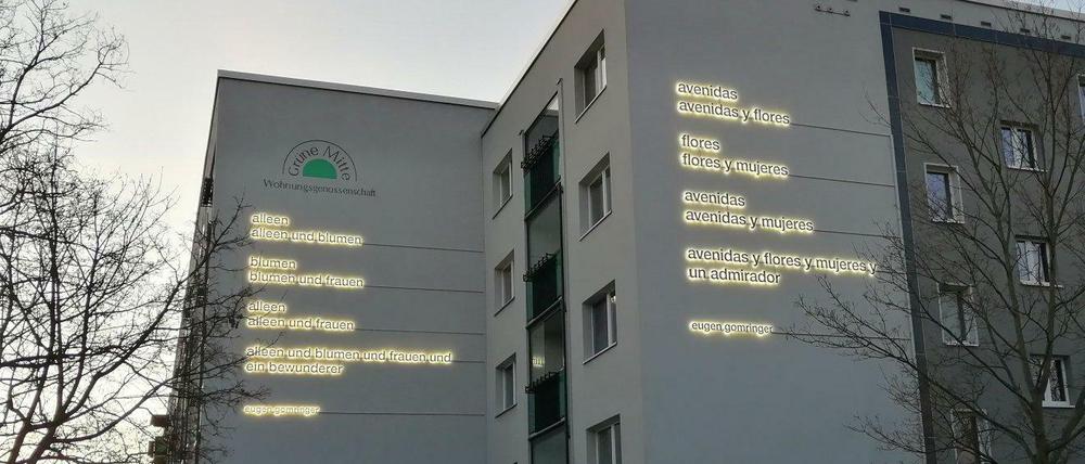 Das Gomringer-Gedicht ist jetzt wieder in Hellersdorf zu sehen – und abends hinterleuchtet.
