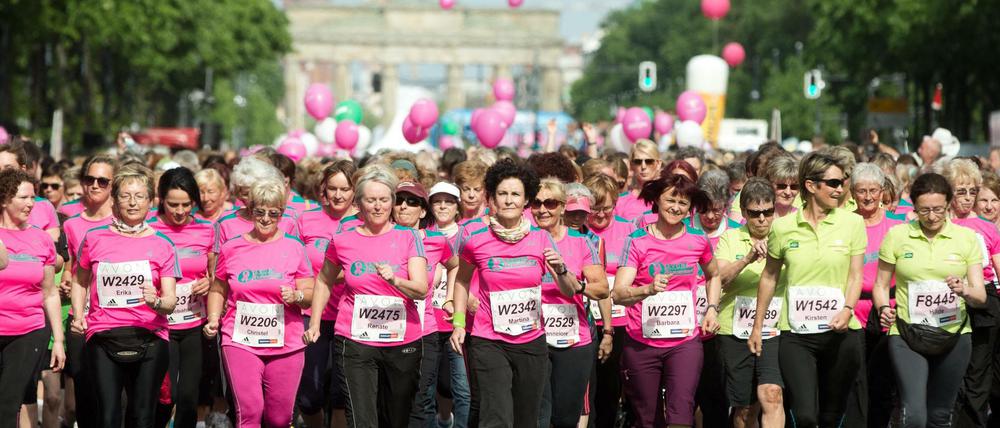 Zahlreiche Frauen nehmen am 21.05.2016 am Avon-Frauenlauf über die 5 km-Distanz in Berlin teil.