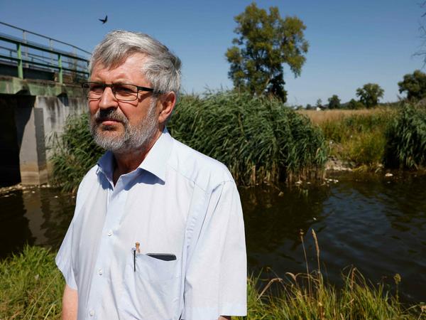 Auf Ursachensuche: Brandenburgs Umweltminister Axel Vogel (Grüne) am Freitag in Schwedt.