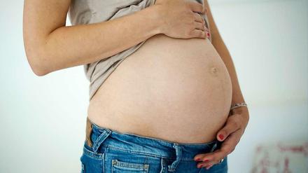 Dicke Bäuche und dicke Kinder: Immer mehr Babys bereiten ihren Müttern eine schwere Geburt. 2011 hatten 10,2 Prozent der Neugeborenen schon mehr als vier Kilo auf den Rippen.