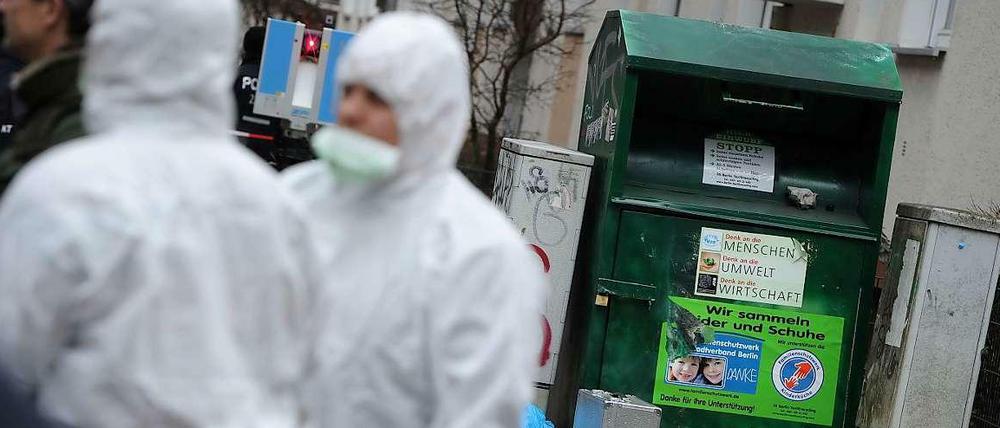 Die Spurensicherung steht am Freitag am Fundort einer Babyleiche vor einem Altkleider-Container in Berlin Neukölln. Der kleine Leichnam wurde gegen 11.40 Uhr von Mitarbeitern einer Recyclingfirma gefunden, wie ein Polizeisprecher mitteilte. Eine Mordkommission hat die Ermittlungen aufgenommen.