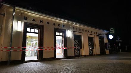 Absperrband ist am Abend vor den Eingang zum S-Bahnhof Birkenwerder gespannt.