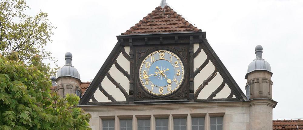 Die historische Uhr am Bahnhof Grunewald läuft wieder - aber sie tickt noch nicht richtig.