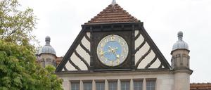 Die historische Uhr am Bahnhof Grunewald läuft wieder - aber sie tickt noch nicht richtig.