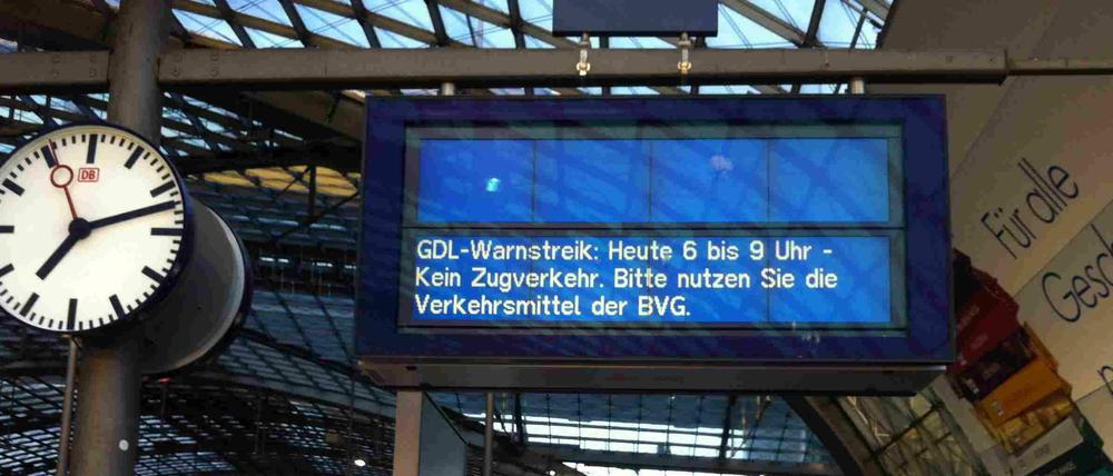 Am Hauptbahnhof in Berlin, samstags kurz nach sieben Uhr. 