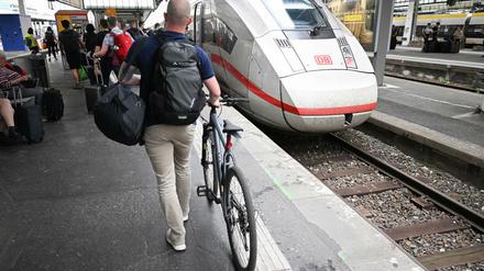 "Fixe Fahrradreparatur direkt am Bahnhof" – damit wirbt jetzt die Deutsche Bahn. 