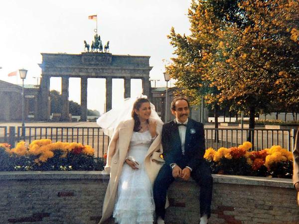 Sommer 1986. Unter den Linden lernten sich Susan Bandar und ihr Mann kennen. Das Hochzeitsfoto wurde deshalb am Pariser Platz gemacht. Damals lag das Brandenburger Tor unerreichbar im Sperrgebiet.