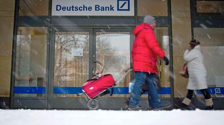 die Deutsche Bank-Filliale in Berlin-Zehlendorf einen Tag nach dem Übefall.