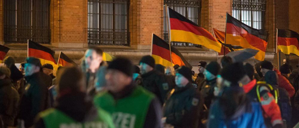 Bei den "Bärgida"-Demonstrationen liefen auch regelmäßig rechtsextreme Hooligans mit, das bestätigte der Berliner Senat.