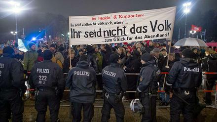 Die vergleichsweise geringe Zahl an Bärgida-Anhängern hat in Berlin wiederholt Gegendemonstranten auf den Plan gerufen.