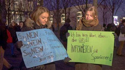 Zwei, die gegen Bärgida sind: Demo am Montagabend vor dem Kanzleramt.