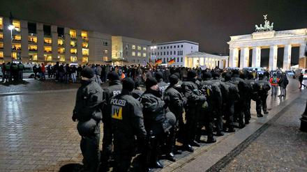 Ein Großaufgebot der Berliner Polizei trennte Bärgida- und Gegendemonstranten voneinander. Beide Demonstrationen blieben gewaltfrei.