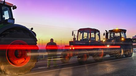 Landwirte blockierten am frühen Morgen mit ihren Fahrzeugen die Auffahrt auf die Autobahn A12 in Jacobsdorf. 