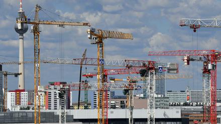 Berlin: Blick auf den Fernsehturm und zahlreiche Baukräne. 