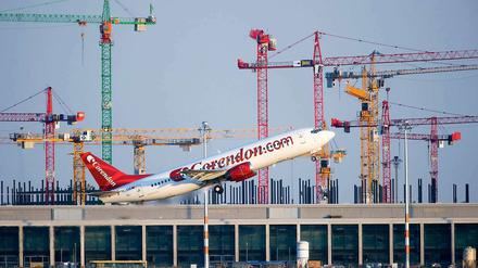 Am Flughafen Berlin Brandenburg International schreitet der Bau voran. Auch die Flugrouten-Gegner machen wieder mobil.