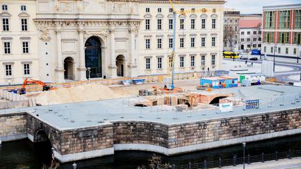 Die Baustelle des Freiheits- und Einheitsdenkmals, der sogenannten „Einheitswippe“, ist vor dem Berliner Schloss mit dem Humboldt Forum zu sehen.