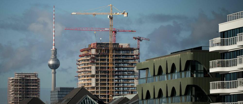 Baustellen ohne Ende, aber es geht aufwärts für Berlin – zumindest bei Wohnungspreisen und IT-Sicherheit.
