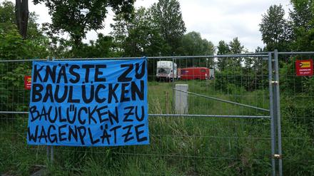 "Knäste zu Baulücken, Baulücken zu Wagenplätzen" - Transparent an Bauzaun in Berlin-Lichtenberg.