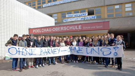 Die Schüler der Poelchau-Schule demonstrieren gegen die Pensionierung des Schulleiters. 