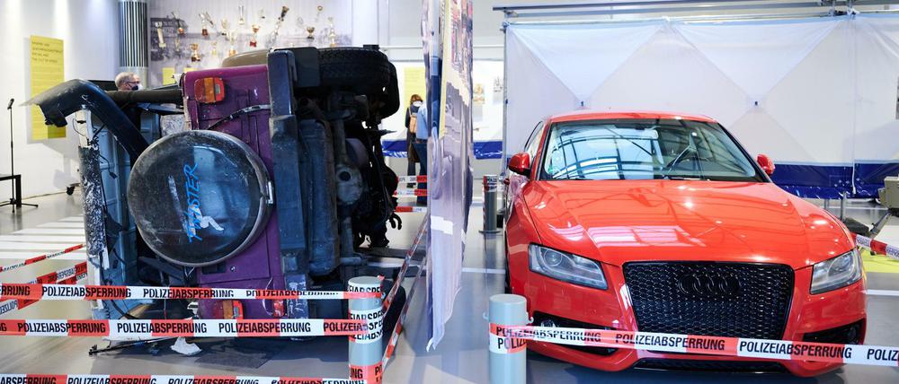 Links liegt der zerstörte Jeep des Opfers der Kudamm-Raser 2016, rechts ein beschlagnahmter Audi eines illegalen Autorennens im Deutschen Technikmuseum. 