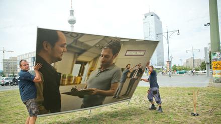 Ein Plakat der SPD wird am Alexanderplatz aufgestellt. Die Berlin-Wahl am 18. September könnte die spannendste seit Langem werden. 