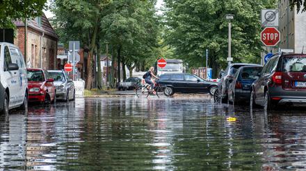 Bei heftigen Wettern wie im Sommer 2020 in Weißensee steht das Wasser in Berlin zum Teil zentimeterhoch in den Straßen.